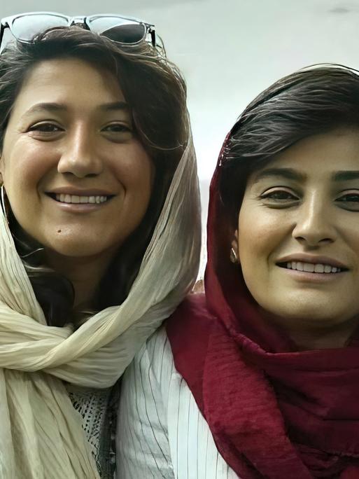 Zwei junge Frauen mit Kopftuch - die Journalistinnen Niloofar Hamedi (li) und Elahe Mohammad (re) - sie haben den Fall der Kurdin Jina Mahsa Amini publik gemacht. Nun sind beide im Teheraner Evin-Gefängnis in Haft