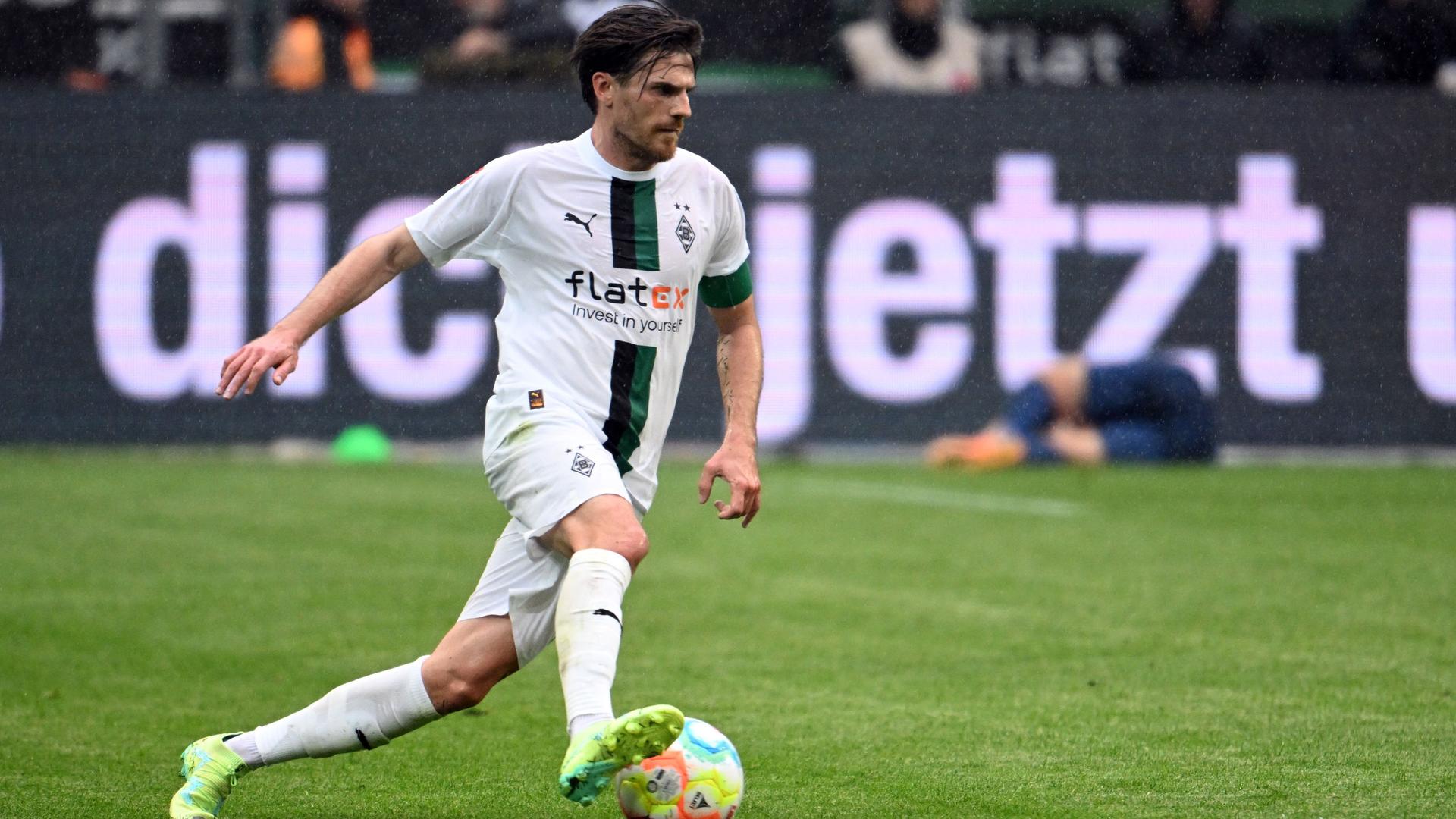 Nordrhein-Westfalen, Mönchengladbach: Fußball: Bundesliga, Borussia Mönchengladbach - VfL Bochum, 31. Spieltag, im Stadion im Borussia-Park. Mönchengladbachs Jonas Hofmann spielt den Ball.