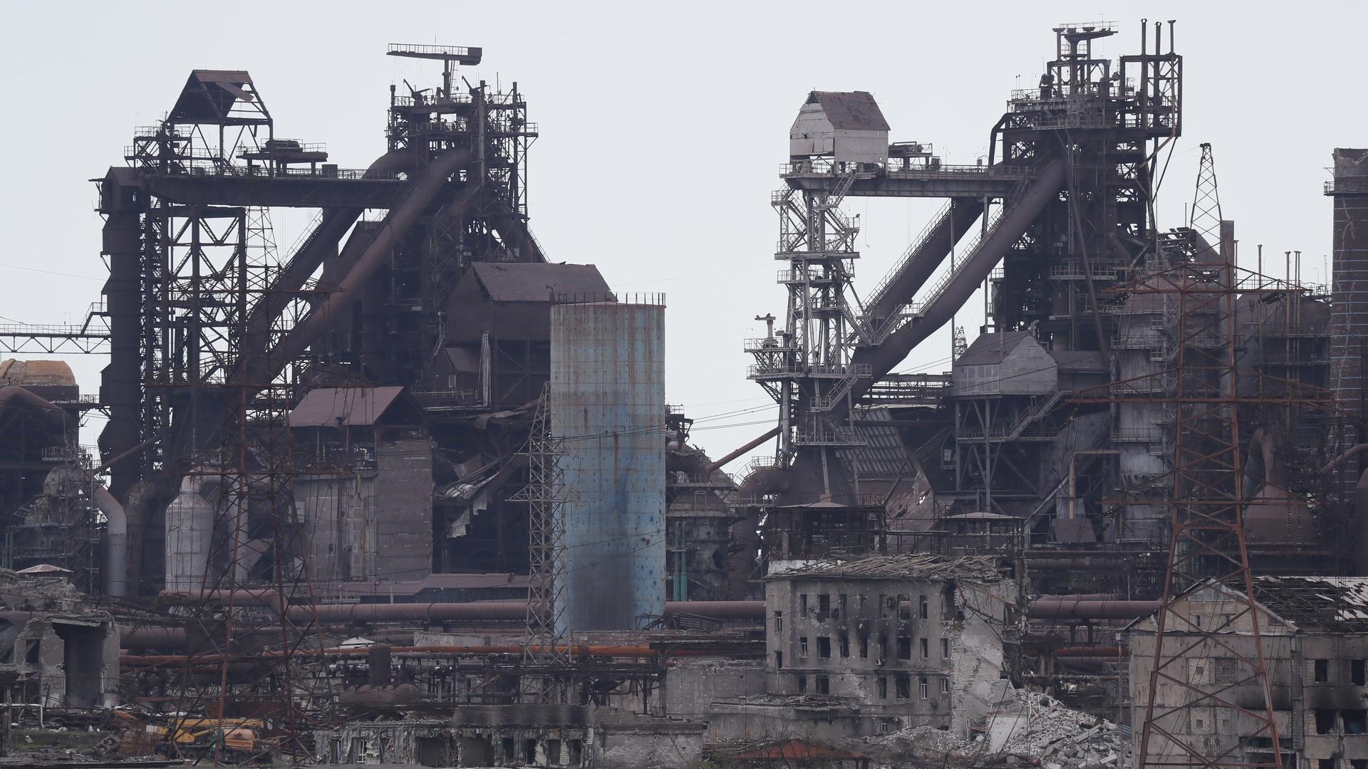 Blick auf das Azowstal-Werk in der Hafen-Stadt Mariupol. 