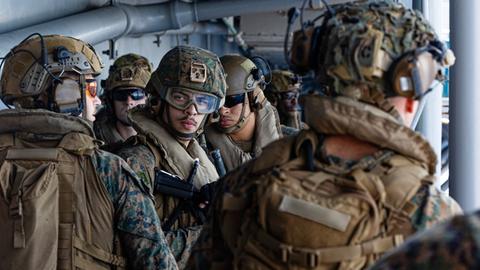 US-Soldaten und -Marines an Bord einer Militärmaschine