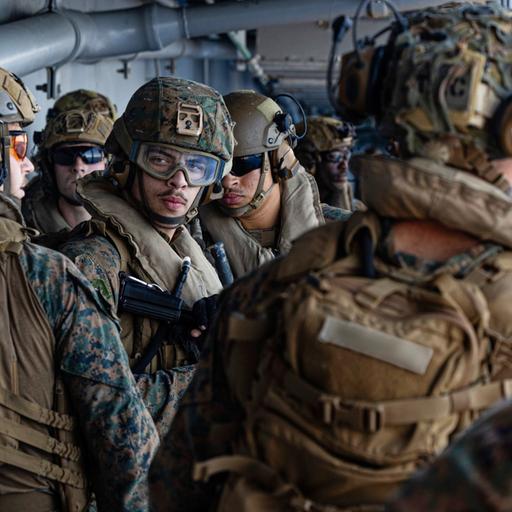 US-Soldaten und -Marines an Bord einer Militärmaschine