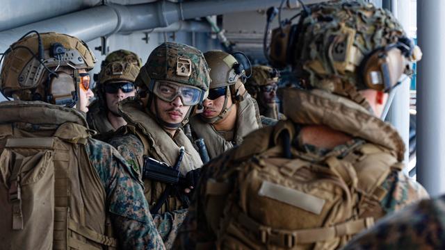 US-Soldaten und -Marines an Bord einer Militärmaschine