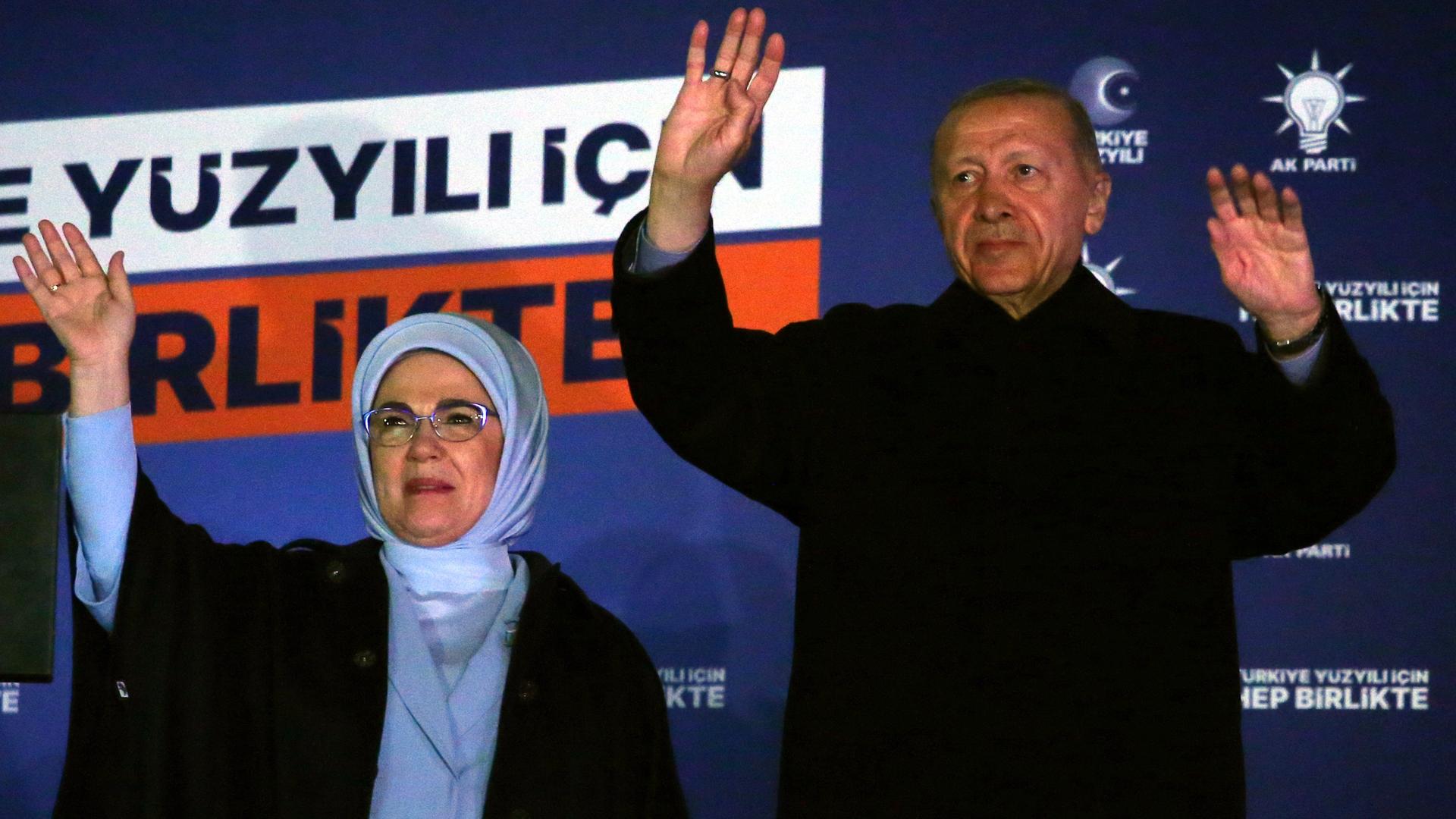 Der türkische Präsident Recep Tayyip Erdogan und seine Frau Emine winken zu Anhängern nach der Präsidentschaftswahl in der Parteizentrale in Ankara zu.
