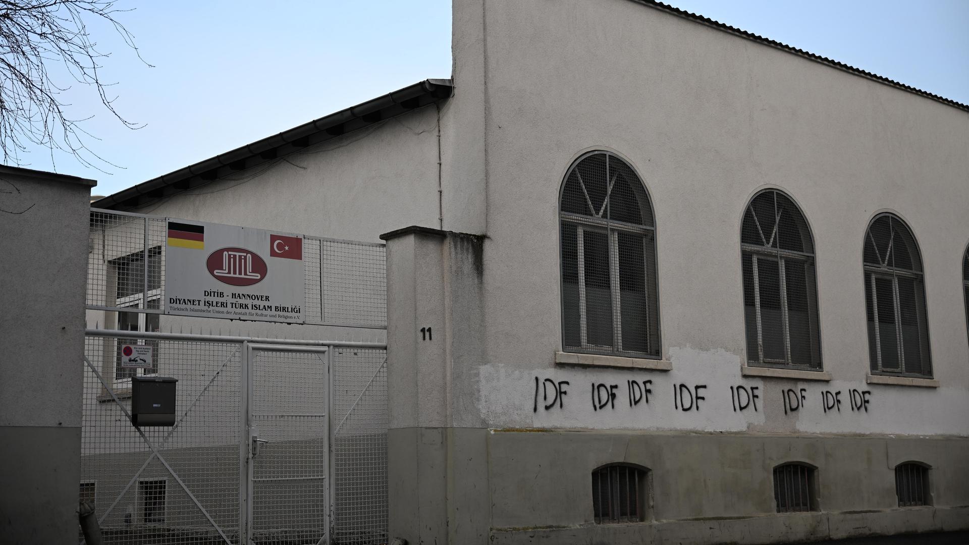 Hannover: In der Stiftstraße ist die Abkürzung "IDF", die für die israelischen Streitkräfte (Israel Defense Forces) steht, an eine Wand geschmiert worden. Hannover: In der Stiftstraße ist die Abkürzung "IDF", die für die israelischen Streitkräfte (Israel Defense Forces) steht, an eine Wand geschmiert worden.