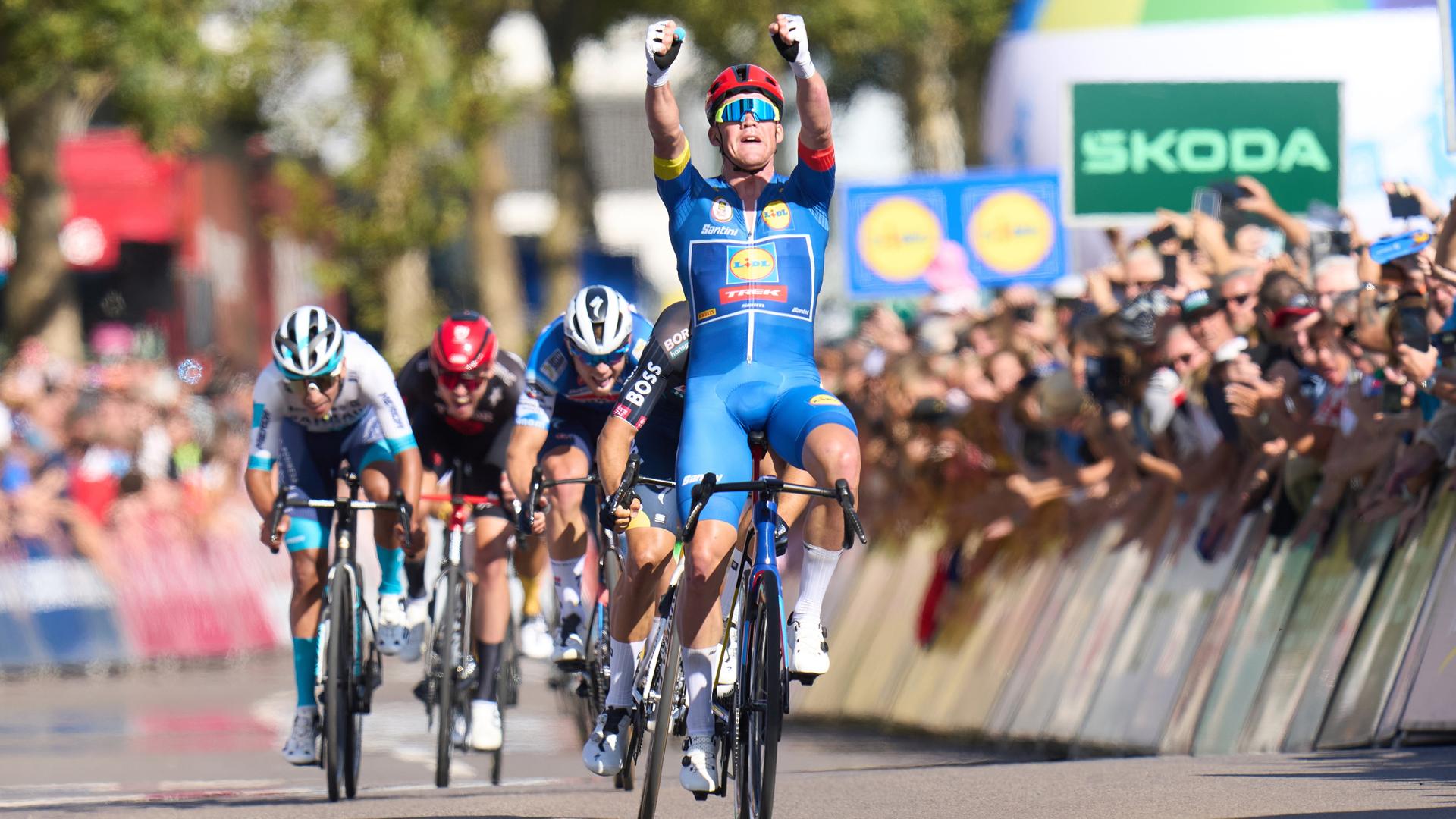 Der Däne Mads Pedersen gewinnt die vierte Etappe und damit auch die Gesamtwertung der Deutschland-Tour. Bei der Zieleinfahrt reckt er die Arme mit geballten Fäusten in die Höhe. Aufnahme vom 25.08.2024.