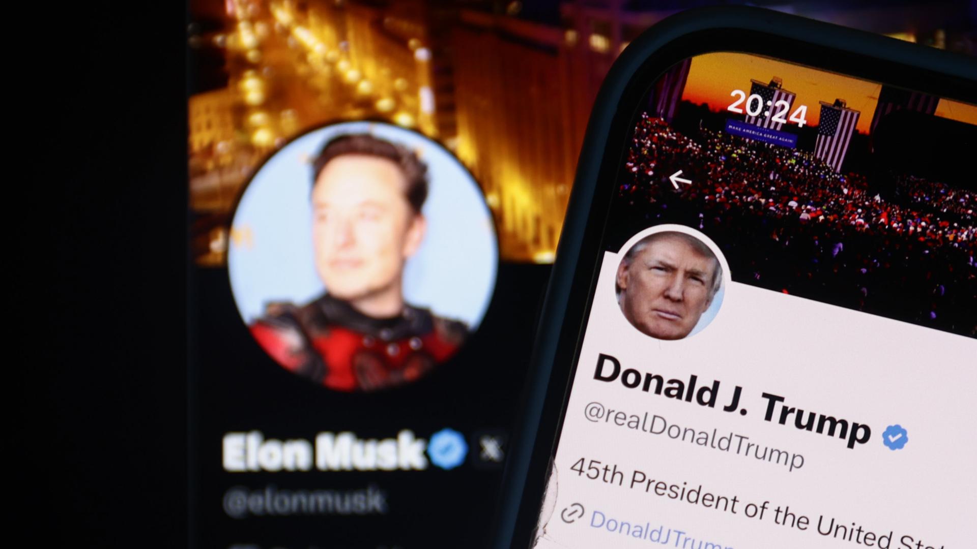 Auf dem Foto ist der Account von Elon Musk auf X auf dem Bildschirm eines Laptops und der Account von Donald Trump auf einem Smartphone zu sehen. 