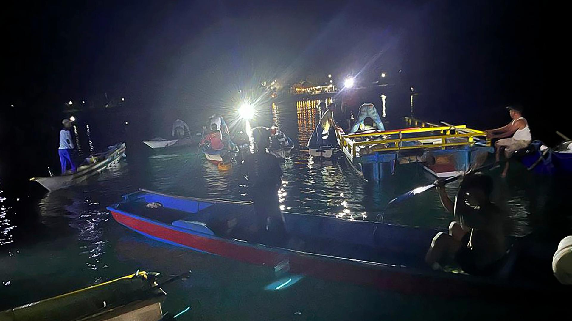 Indonesien, Buton: Auf diesem von der Nationalen Such- und Rettungsbehörde (BASARNAS) veröffentlichten Foto suchen Anwohner und Mitarbeiter der Behörde nach Überlebenden, nachdem eine Fähre vor der indonesischen Insel Sulawesi gekentert ist. Indonesien, Buton: Auf diesem von der Nationalen Such- und Rettungsbehörde (BASARNAS) veröffentlichten Foto suchen Anwohner und Mitarbeiter der Behörde nach Überlebenden, nachdem eine Fähre vor der indonesischen Insel Sulawesi gekentert ist.