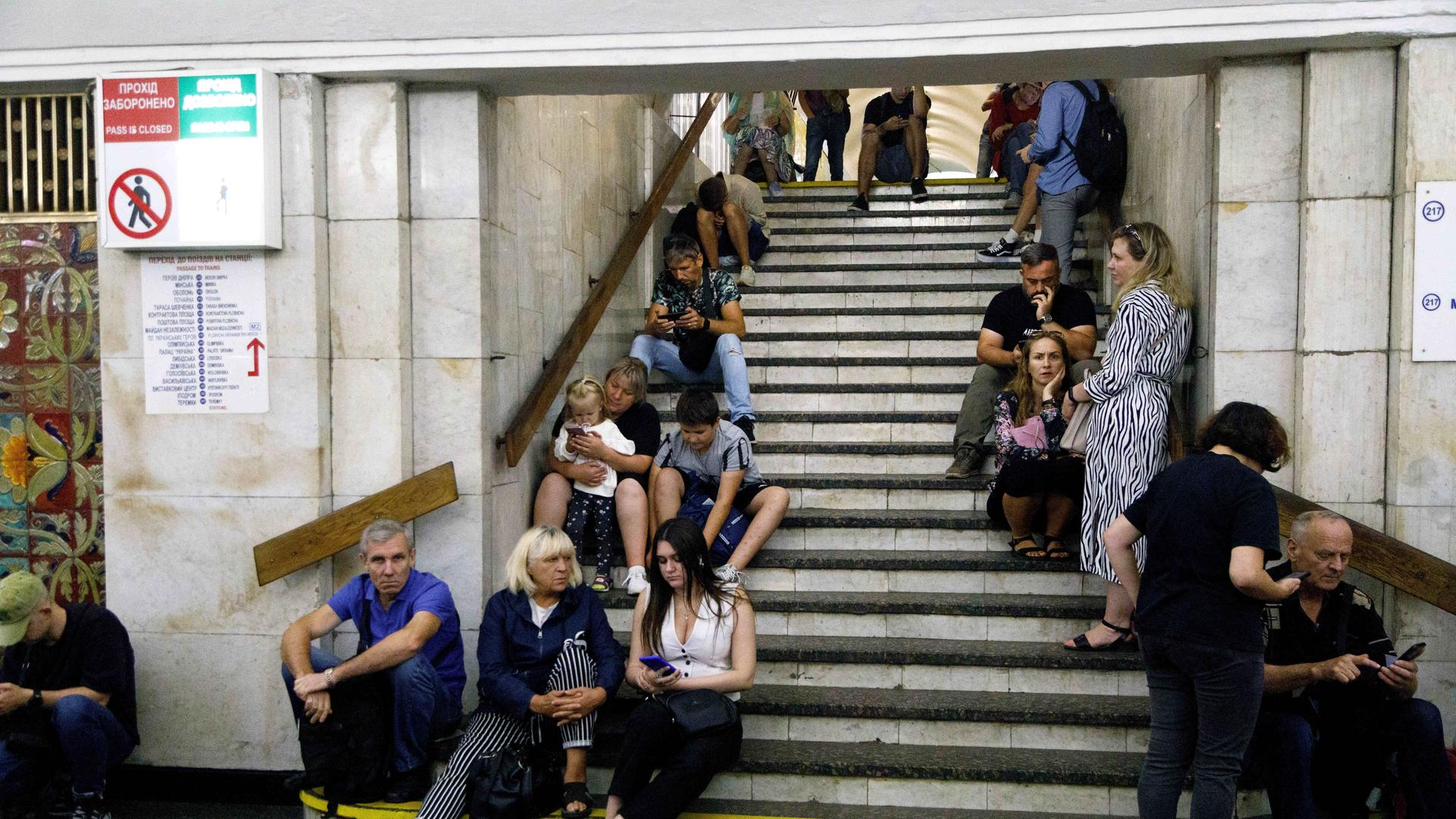 Menschen suchen während eines massiven russischen Drohnen- und Raketenangriffs auf die ukrainische Hauptstadt Kiew Schutz in einer Metrostadion