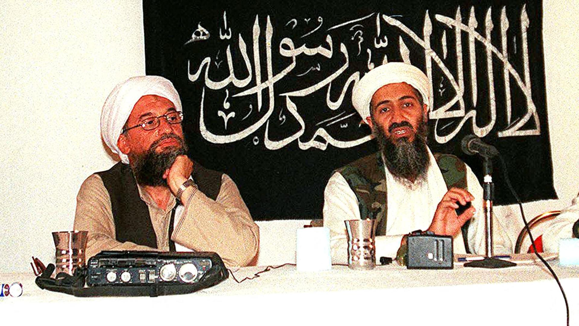 Osama bin Laden (rechts) und seine rechte Hand, Ayman al-Zawahiri,  in Jamkha, Afghanistan. (Aufnahme vom 1.5.1998)
