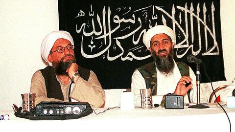 Osama bin Laden (rechts) und seine rechte Hand, Ayman al-Zawahiri,  in Jamkha, Afghanistan. (Aufnahme vom 1.5.1998)