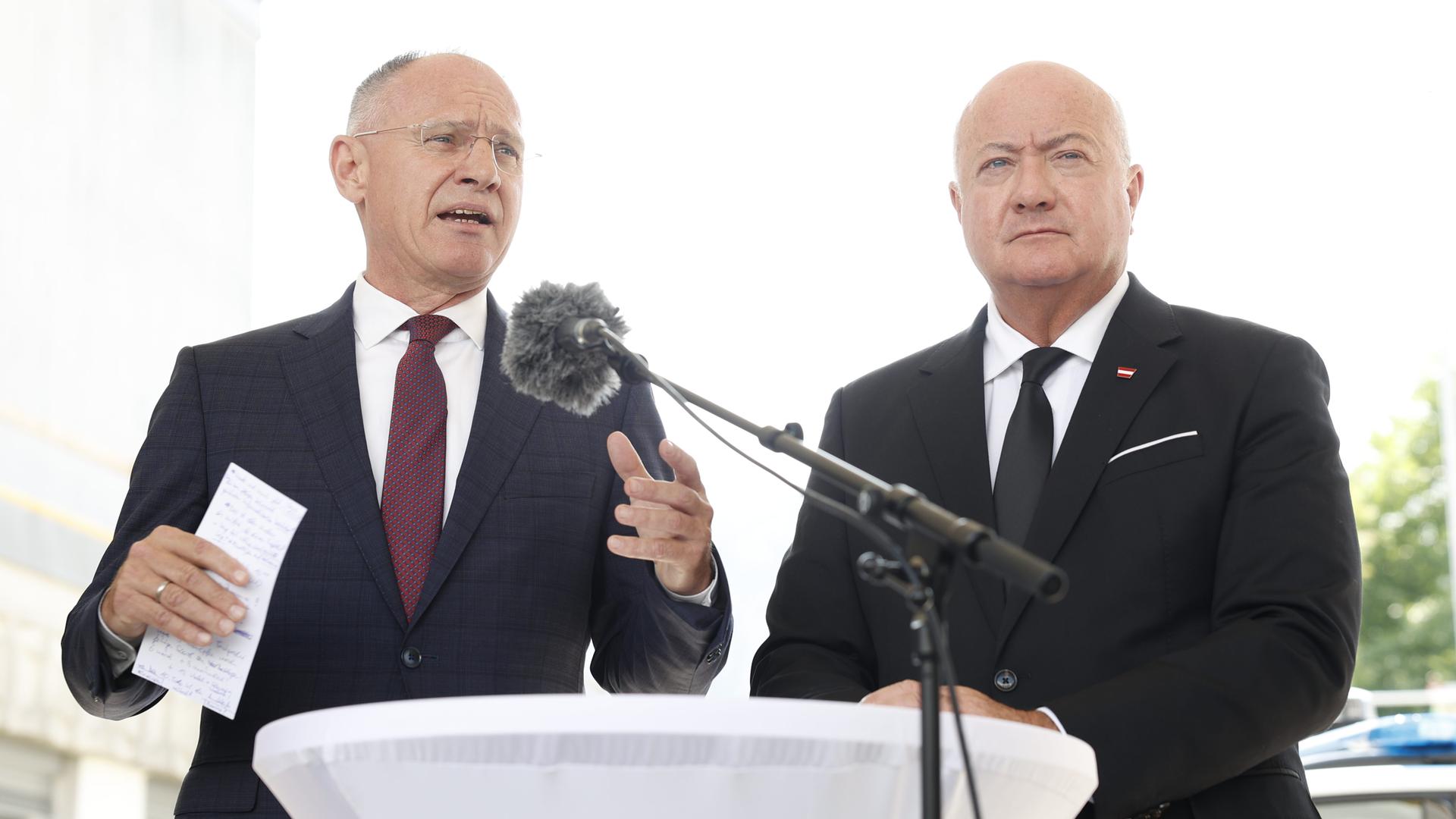 Österreichs Innenminister Gerhard Karner (l, ÖVP) und Österreichs Bundeskanzler Christian Stocker (ÖVP) geben eine Pressekonferenz. 