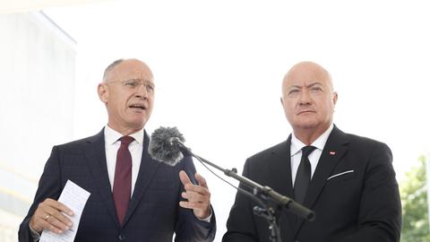 Österreichs Innenminister Gerhard Karner (l, ÖVP) und Österreichs Bundeskanzler Christian Stocker (ÖVP) geben eine Pressekonferenz. 