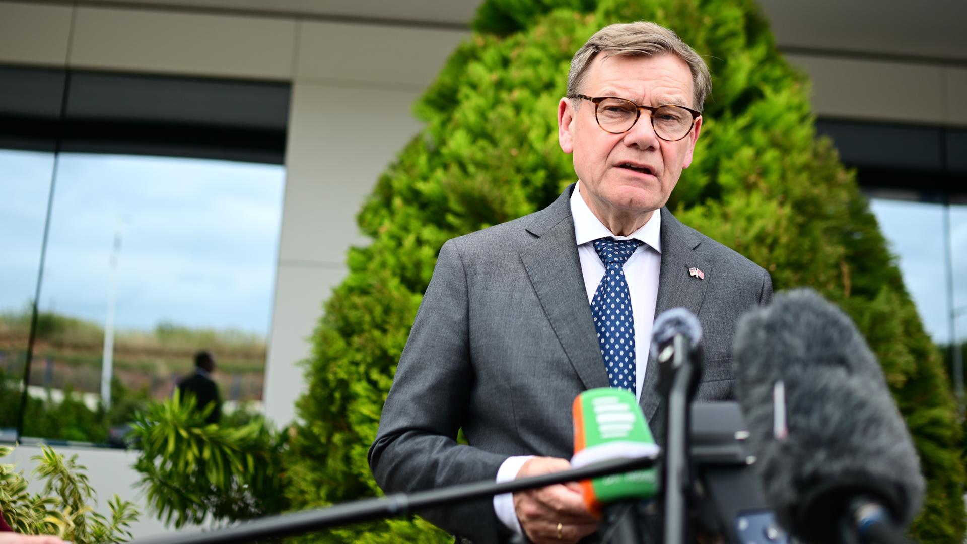 Außenminister Johann Wadephul (CDU) gibt während seines Besuchs in Marokko ein Presse-Statement.