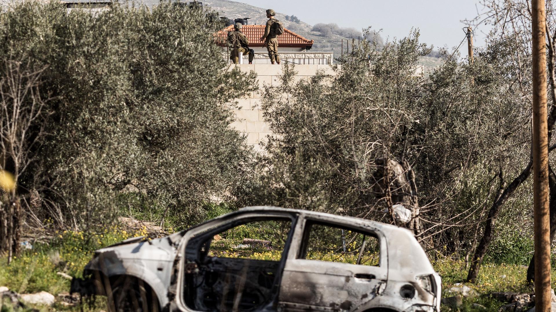 Palästinensische Gebiete, Huwara: Israelische Streitkräfte sind in der Stadt Huwara im Einsatz, nachdem Siedler Häuser und Autos in Brand gesetzt hatten.