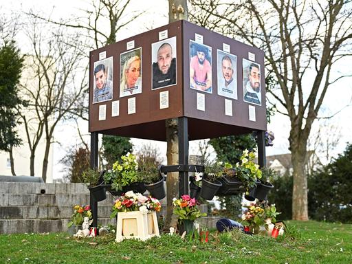 Gedenkstätte mit Fotos der Opfer in der Nähe des Tatorts in Hanau (Foto vom 09.02.2022). In der Stadt wurden bei einem rassistischen Attentat am 19. Februar 2020 neun Menschen ermordet.