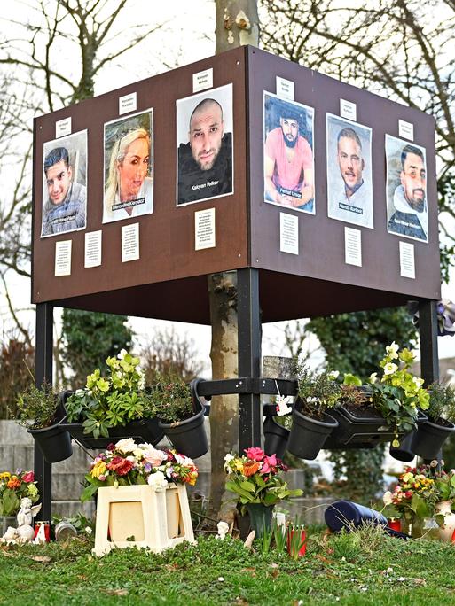 Gedenkstätte mit Fotos der Opfer in der Nähe des Tatorts in Hanau (Foto vom 09.02.2022). In der Stadt wurden bei einem rassistischen Attentat am 19. Februar 2020 neun Menschen ermordet.