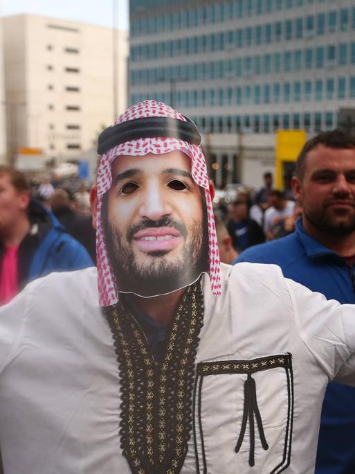 Ein Fan von Newcastle United trägt eine Maske des saudischen Kronprinzen Mohammad Bin Salman. Ein saudischer Staatsfonds übernahm den englischen Traditionsclub im Oktober 2021.
