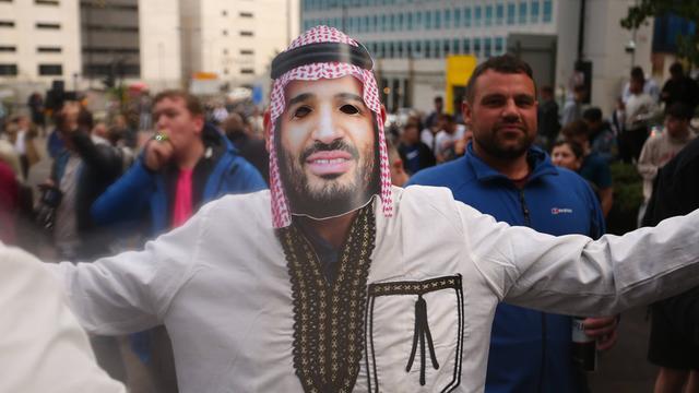 Ein Fan von Newcastle United trägt eine Maske des saudischen Kronprinzen Mohammad Bin Salman. Ein saudischer Staatsfonds übernahm den englischen Traditionsclub im Oktober 2021.