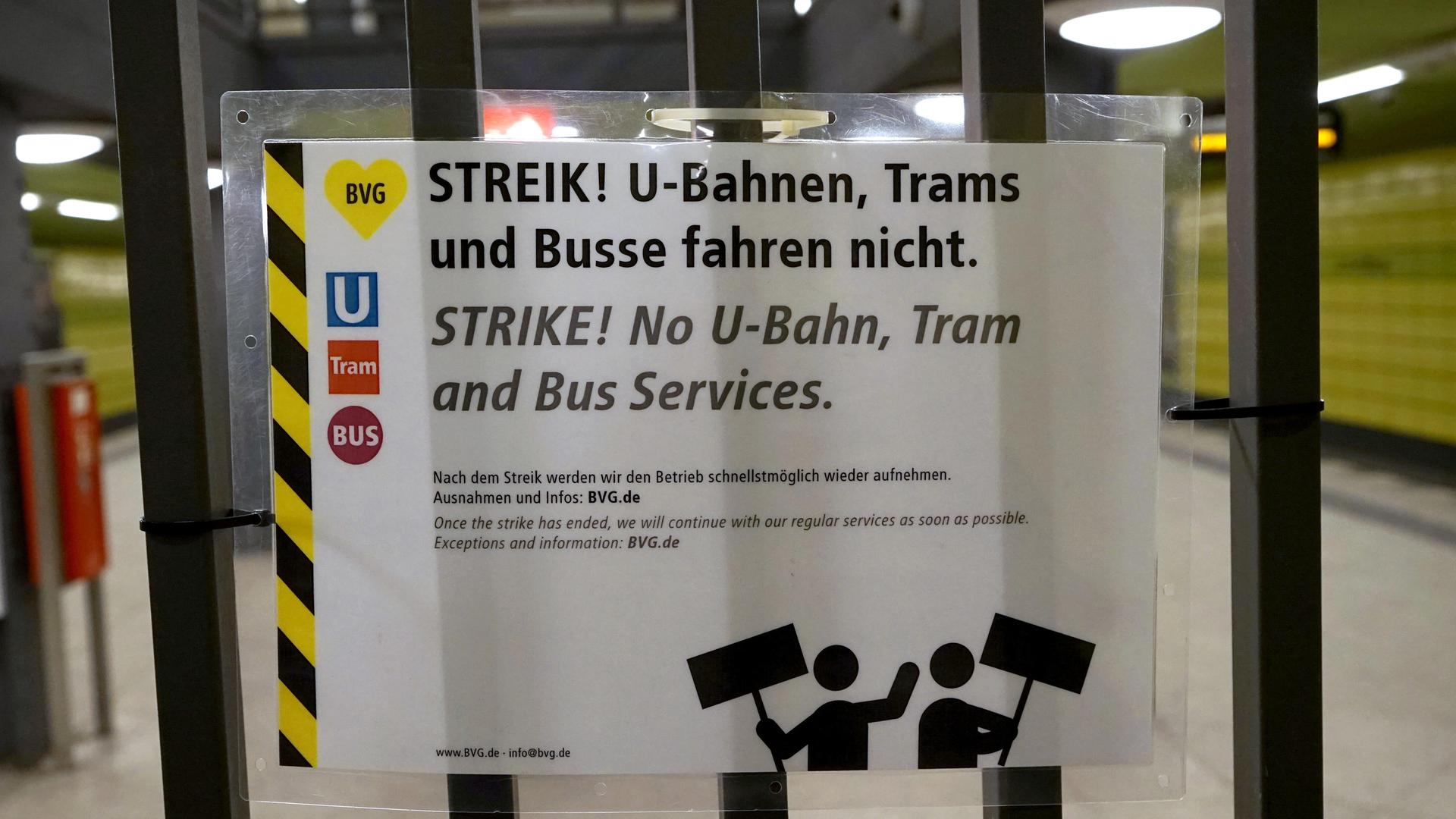 "BVG-STREIK", Hinweisschild am U-Bahnhof Lichtenberg