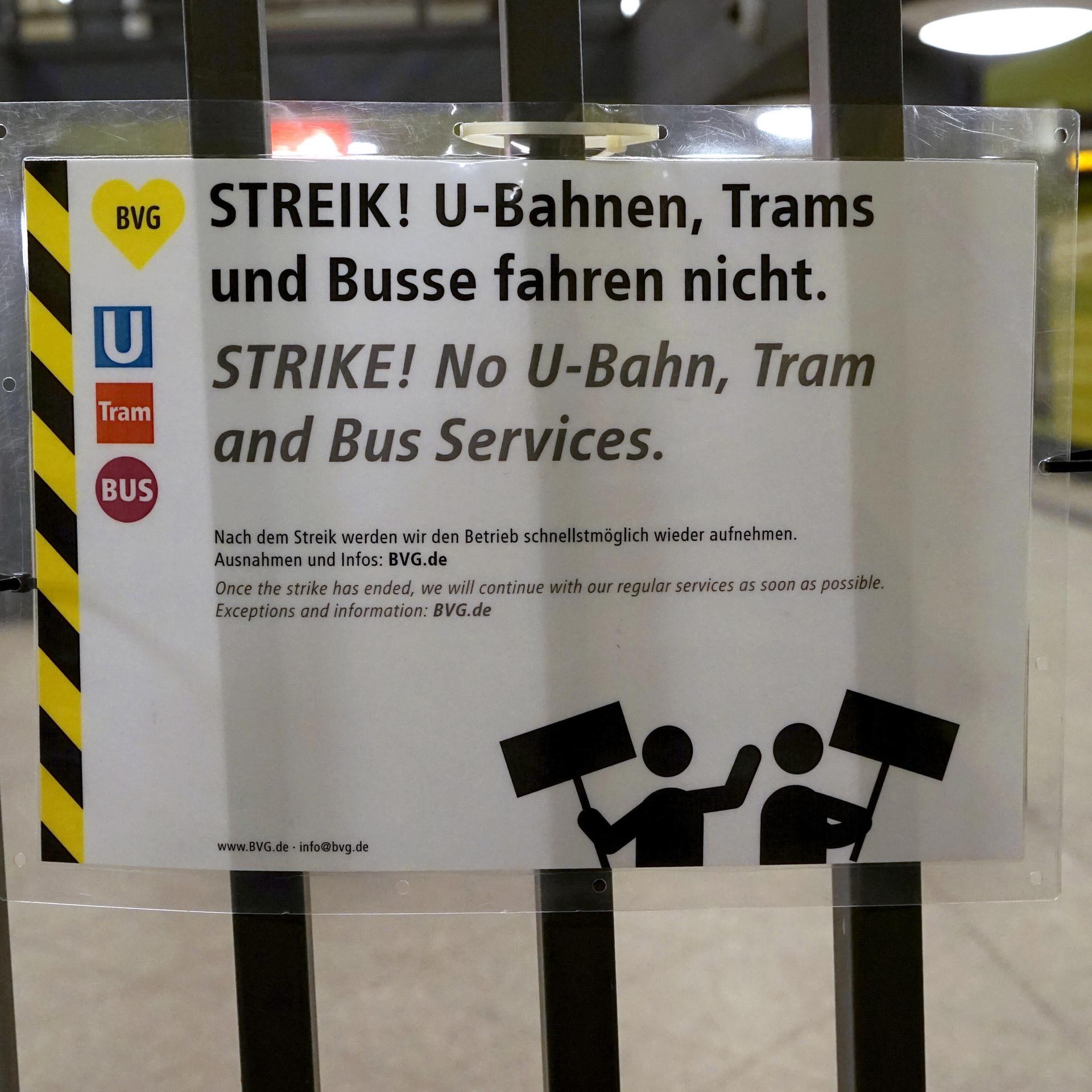 "BVG-STREIK", Hinweisschild am U-Bahnhof Lichtenberg