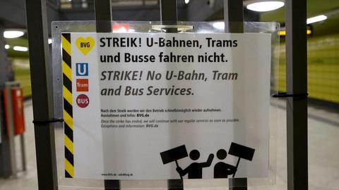 "BVG-STREIK", Hinweisschild am U-Bahnhof Lichtenberg