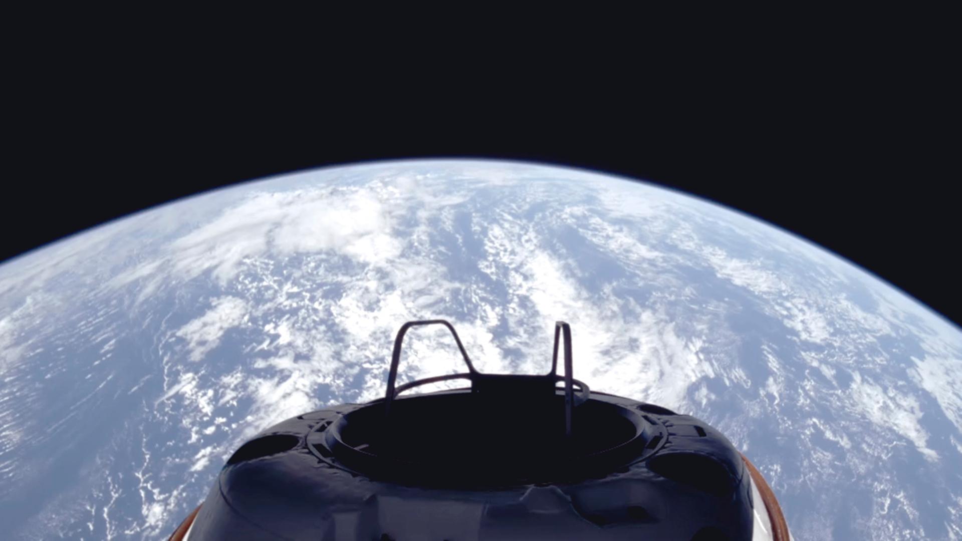 Eine Weltraumkapsel im All. Im Hintergrund wölbt sich die Erdkugel. Eine Weltraumkapsel im All. Im Hintergrund wölbt sich die Erdkugel.