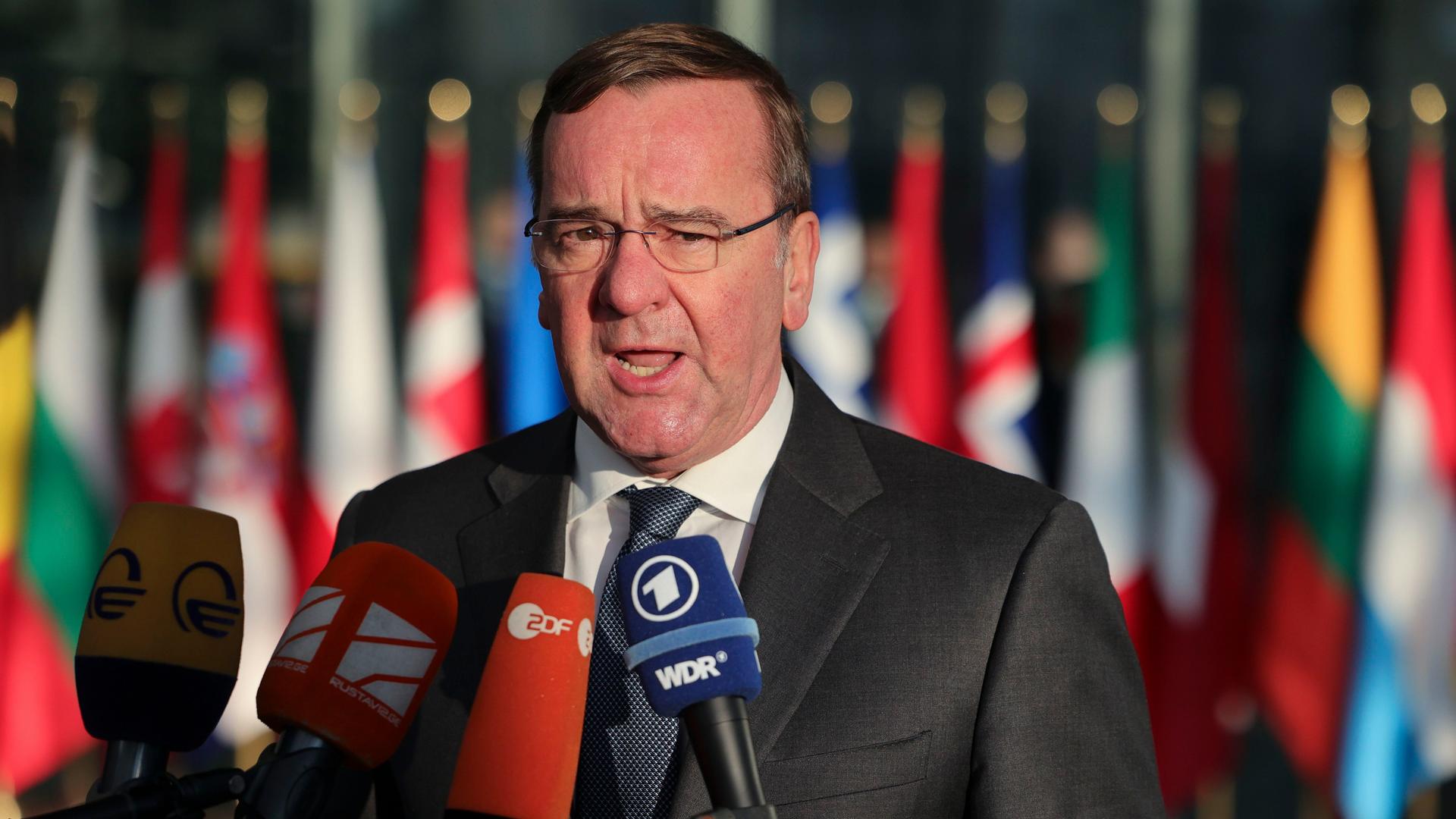 Belgien, Brüssel: Boris Pistorius, Bundesverteidigungsminister, spricht bei seiner Ankunft zu einem Treffen der Nato-Verteidigungsminister im Nato-Hauptquartier. Belgien, Brüssel: Boris Pistorius, Bundesverteidigungsminister, spricht bei seiner Ankunft zu einem Treffen der Nato-Verteidigungsminister im Nato-Hauptquartier.