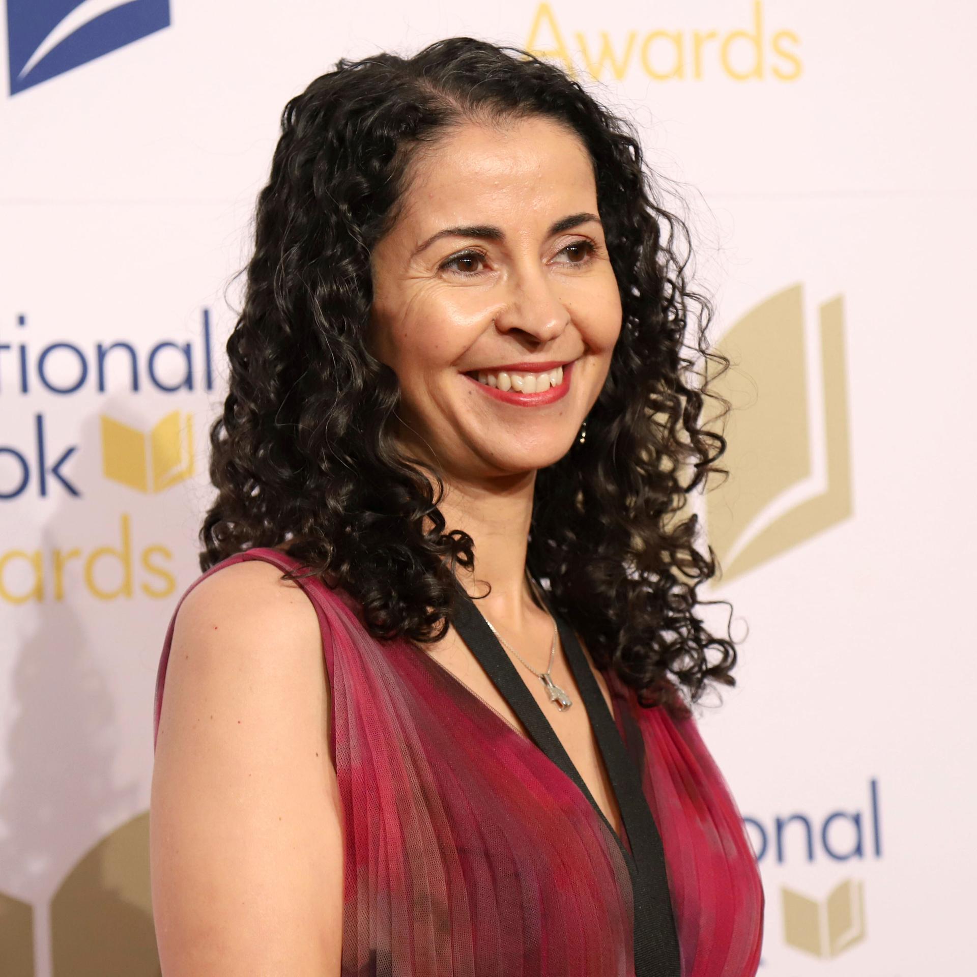 Die Schriftstellerin Laila Lalami lächelt in die Kamera