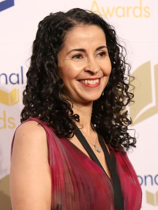 Die Schriftstellerin Laila Lalami lächelt in die Kamera