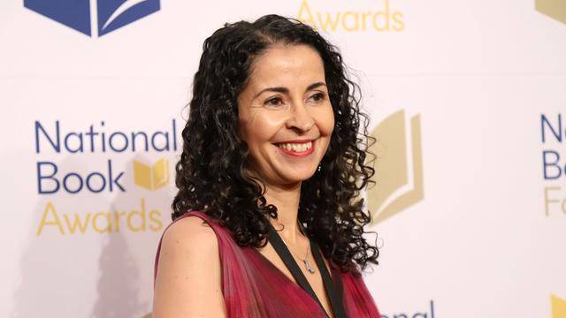 Die Schriftstellerin Laila Lalami lächelt in die Kamera