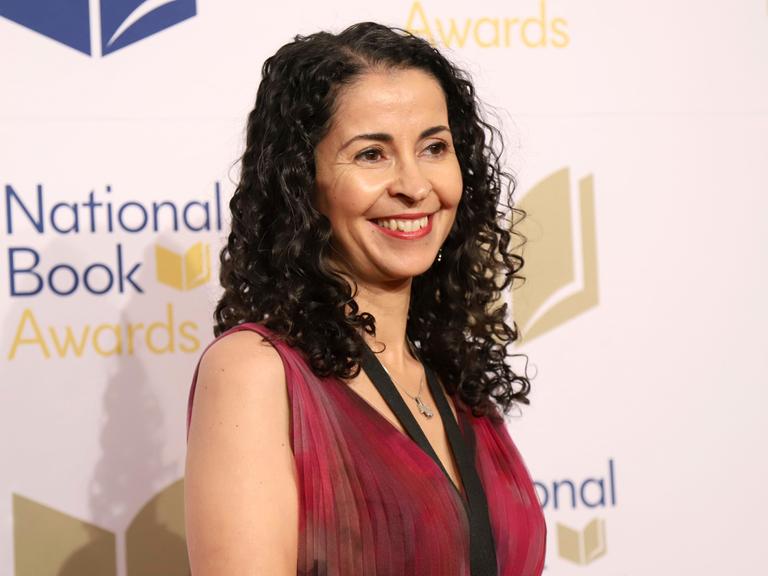 Die Schriftstellerin Laila Lalami lächelt in die Kamera