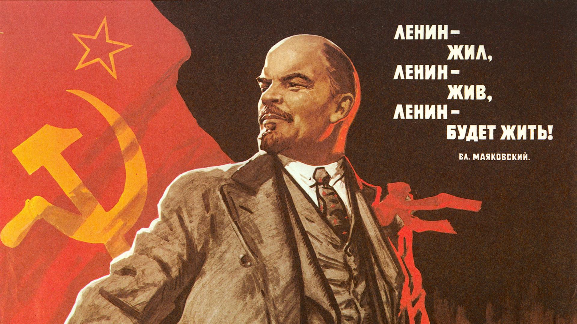 Kommunistisches Plakat aus dem Jahr 1967. Lenin in heroischer Pose vor der sowjetischen roten Fahne mit Hammer und Sichel. "Lenin wird ewig leben", Plakat von Viktor Ivanov. Kommunistisches Plakat aus dem Jahr 1967. Lenin in heroischer Pose vor der sowjetischen roten Fahne mit Hammer und Sichel. "Lenin wird ewig leben", Plakat von Viktor Ivanov.