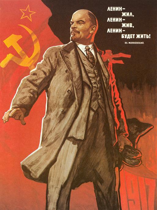Kommunistisches Plakat aus dem Jahr 1967. Lenin in heroischer Pose vor der sowjetischen roten Fahne mit Hammer und Sichel. "Lenin wird ewig leben", Plakat von Viktor Ivanov.