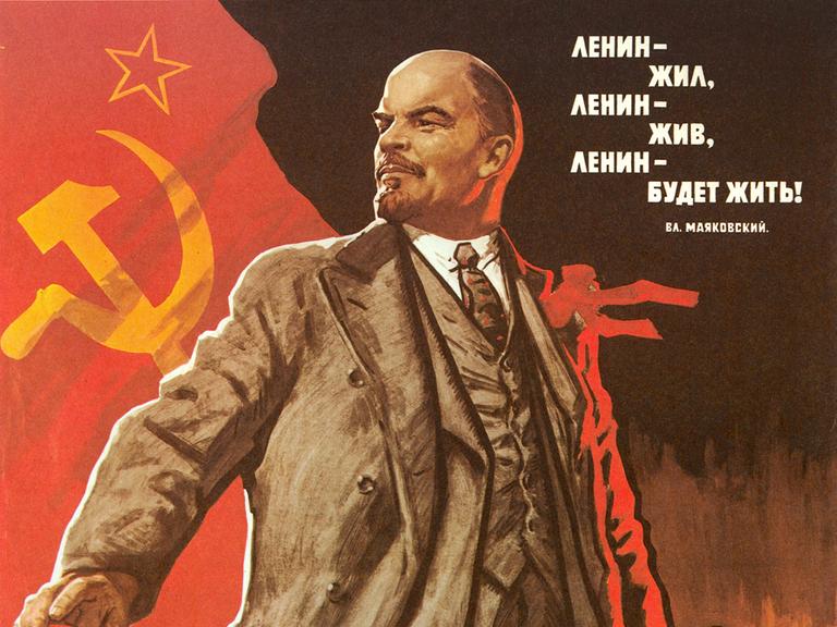 Kommunistisches Plakat aus dem Jahr 1967. Lenin in heroischer Pose vor der sowjetischen roten Fahne mit Hammer und Sichel. "Lenin wird ewig leben", Plakat von Viktor Ivanov. Kommunistisches Plakat aus dem Jahr 1967. Lenin in heroischer Pose vor der sowjetischen roten Fahne mit Hammer und Sichel. "Lenin wird ewig leben", Plakat von Viktor Ivanov.