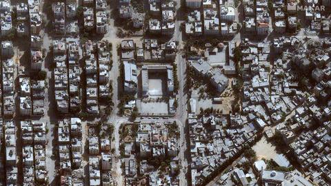 Auf einer Satelliten-Aufnahme sind umfangreiche Zerstörunjgen von Infrastruktur rund um das Areal eines Krankenhauses zu sehen.
