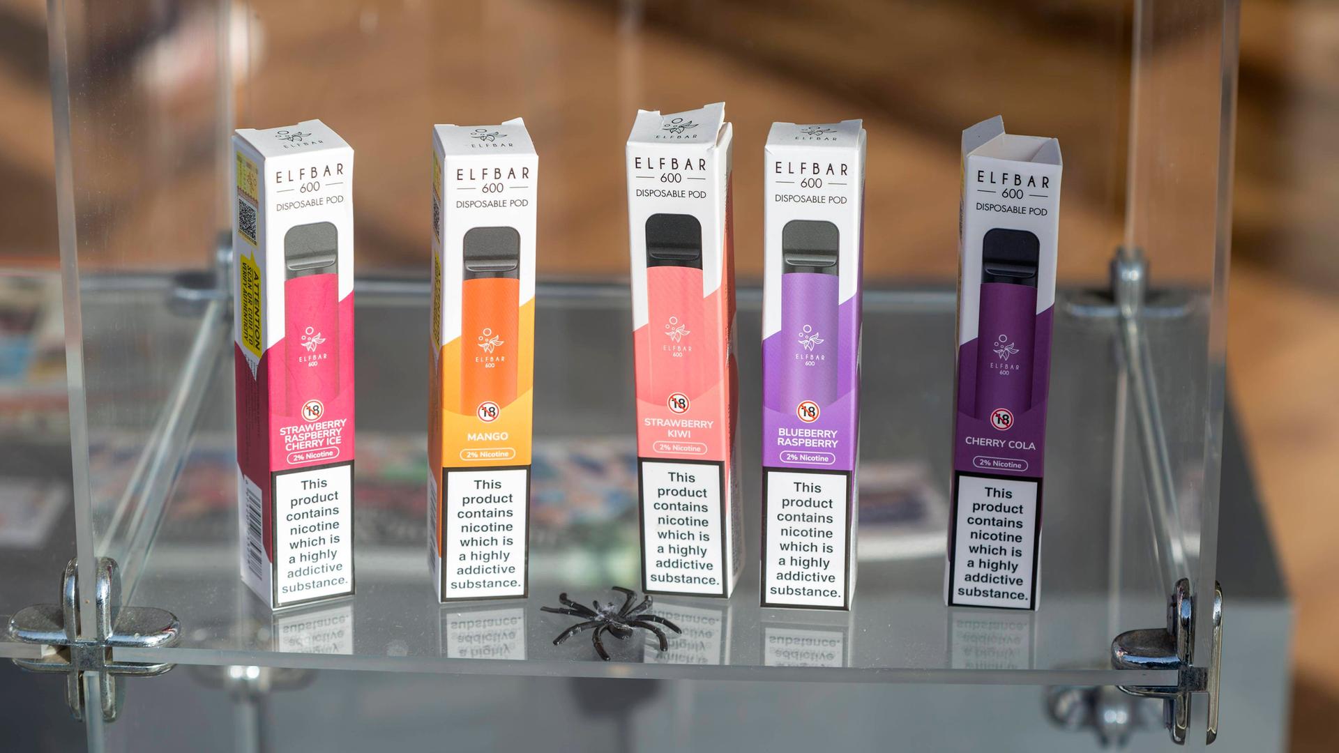 Packungen mit Einweg-E-Zigaretten