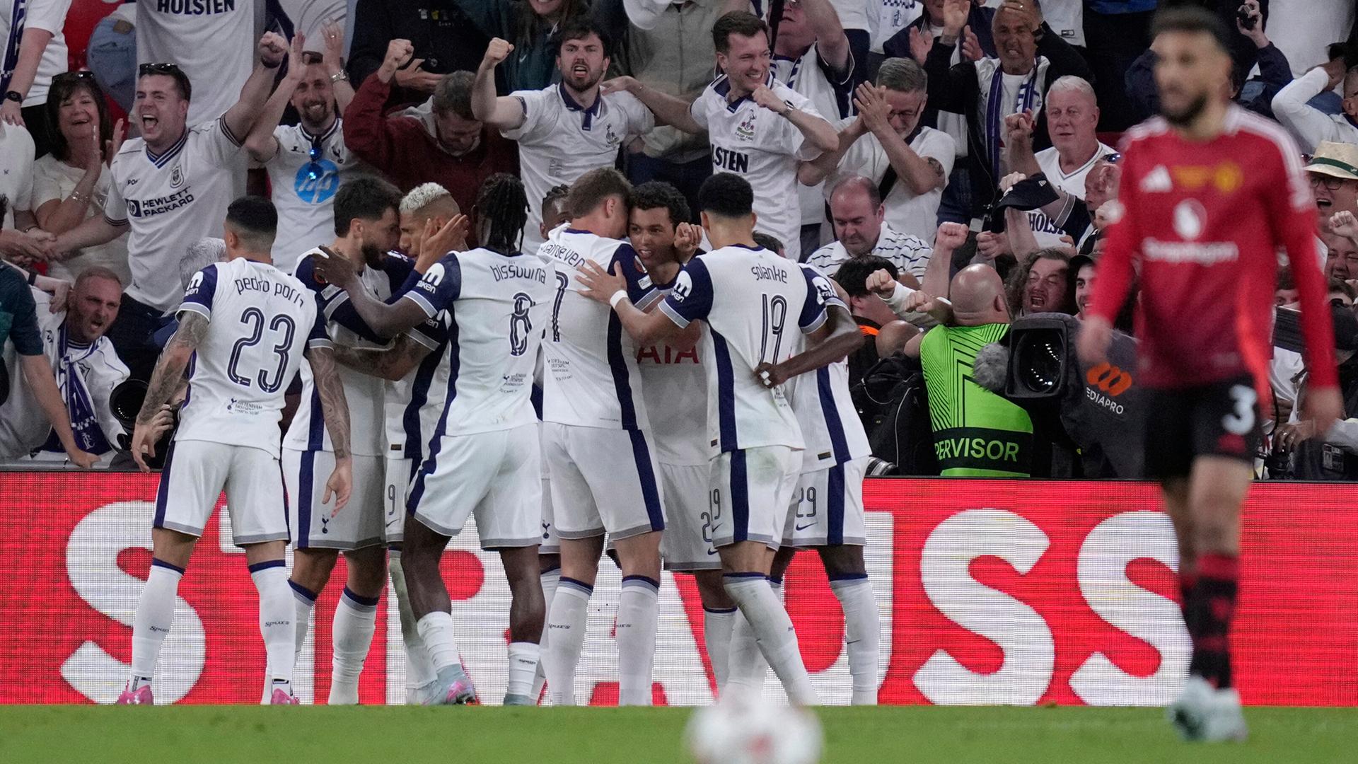 Europa-League-Finale: Die Spieler von Tottenham Hotspur freuen sich über ihren Sieg gegen Manchester United in Bilbao.