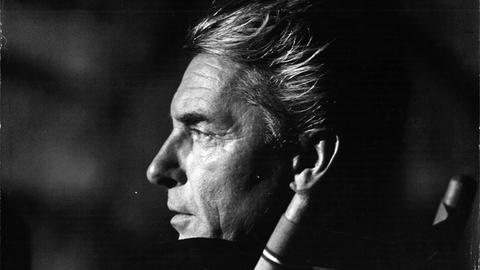 Eine Profil-Aufnahme von Herbert von Karajan, dem verstorbenen österreichischen Dirigenten.