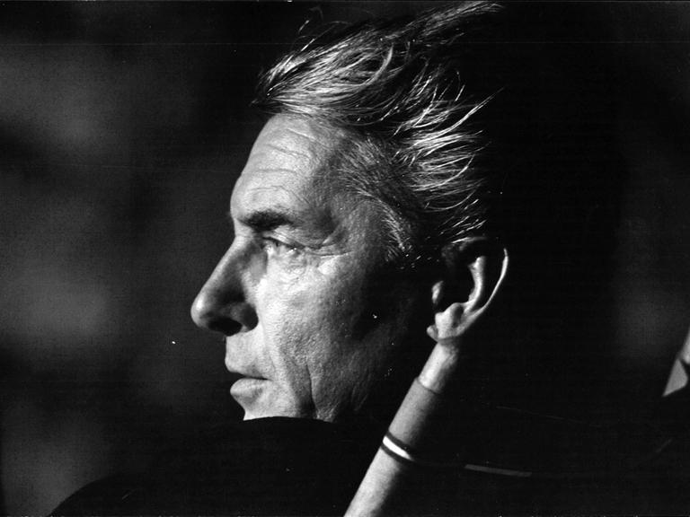 Eine Profil-Aufnahme von Herbert von Karajan, dem verstorbenen österreichischen Dirigenten. Eine Profil-Aufnahme von Herbert von Karajan, dem verstorbenen österreichischen Dirigenten.