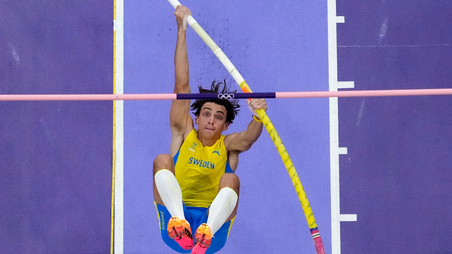 Stabhochspringer Armand Duplantis im Finale der Olympischen Spiele in Paris. Stabhochspringer Armand Duplantis im Finale der Olympischen Spiele in Paris.