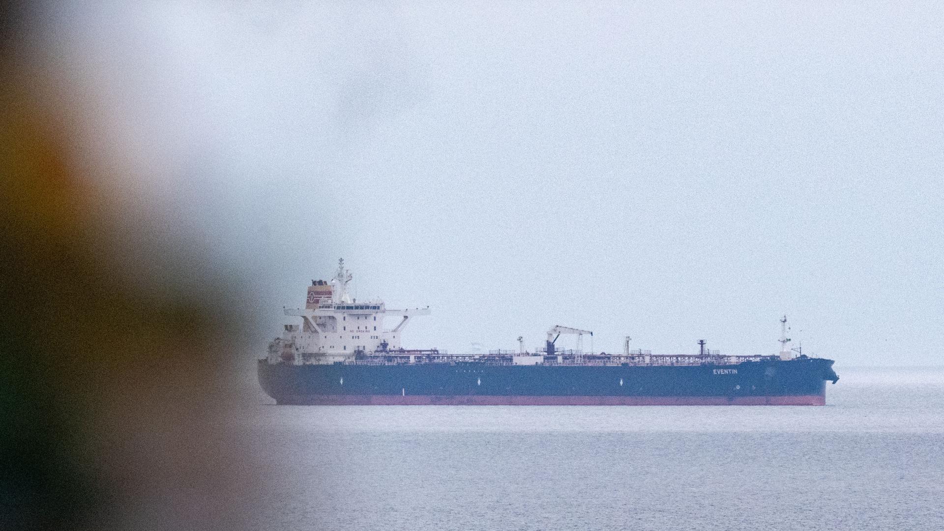 Blick auf den Tanker «Eventin» vor der Küste der Insel Rügen am 19.04.2025