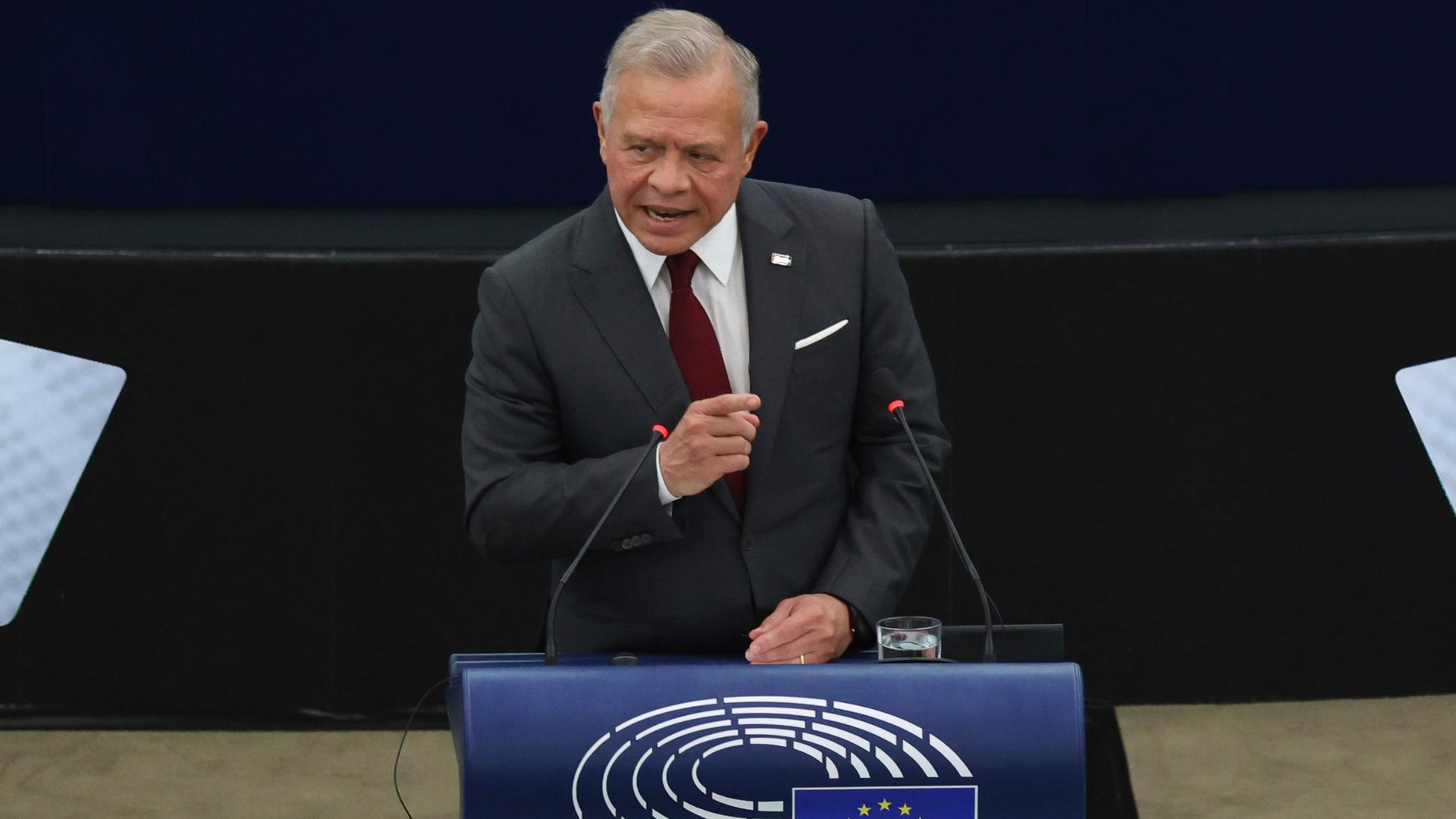 Straßburg: Der jordanische König Abdullah II. bin Al-Hussein spricht während der Plenarsitzung des Europäischen Parlaments. Straßburg: Der jordanische König Abdullah II. bin Al-Hussein spricht während der Plenarsitzung des Europäischen Parlaments.