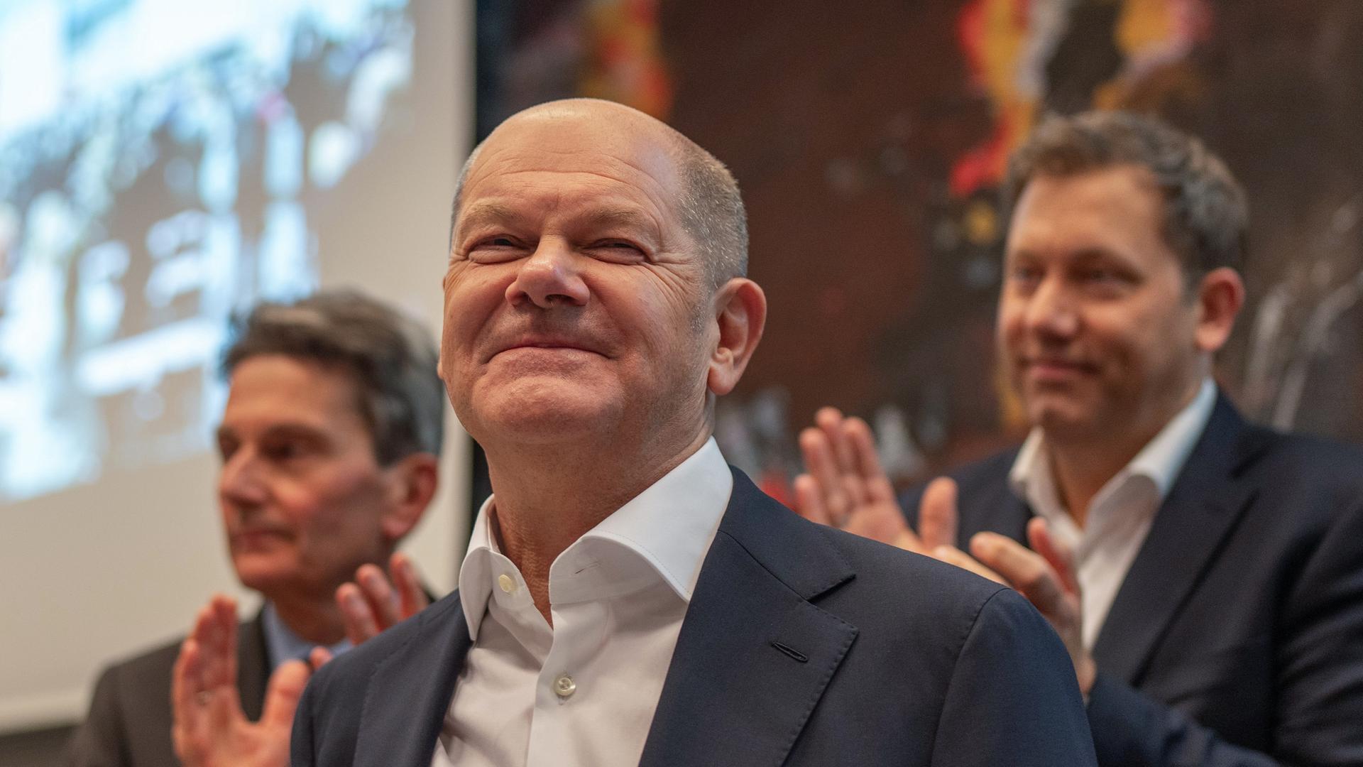 Bundeskanzler Olaf Scholz (SPD) steht in der SPD-Fraktionssitzung zwischen Lars Klingbeil, SPD-Bundesvorsitzender, und Rolf Mützenich, Vorsitzender der SPD-Bundestagsfraktion.