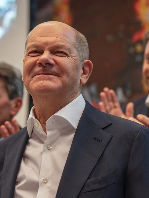 Bundeskanzler Olaf Scholz (SPD) steht in der SPD-Fraktionssitzung zwischen Lars Klingbeil, SPD-Bundesvorsitzender, und Rolf Mützenich, Vorsitzender der SPD-Bundestagsfraktion.