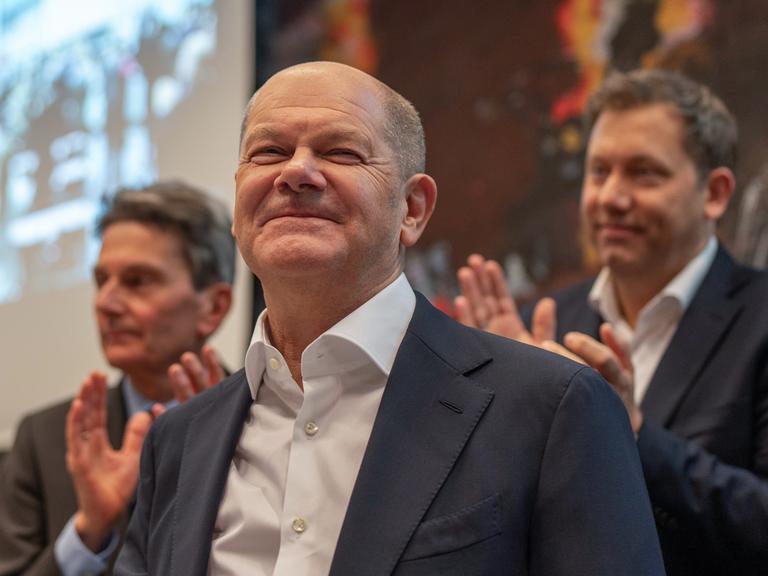 Bundeskanzler Olaf Scholz (SPD) steht in der SPD-Fraktionssitzung zwischen Lars Klingbeil, SPD-Bundesvorsitzender, und Rolf Mützenich, Vorsitzender der SPD-Bundestagsfraktion.