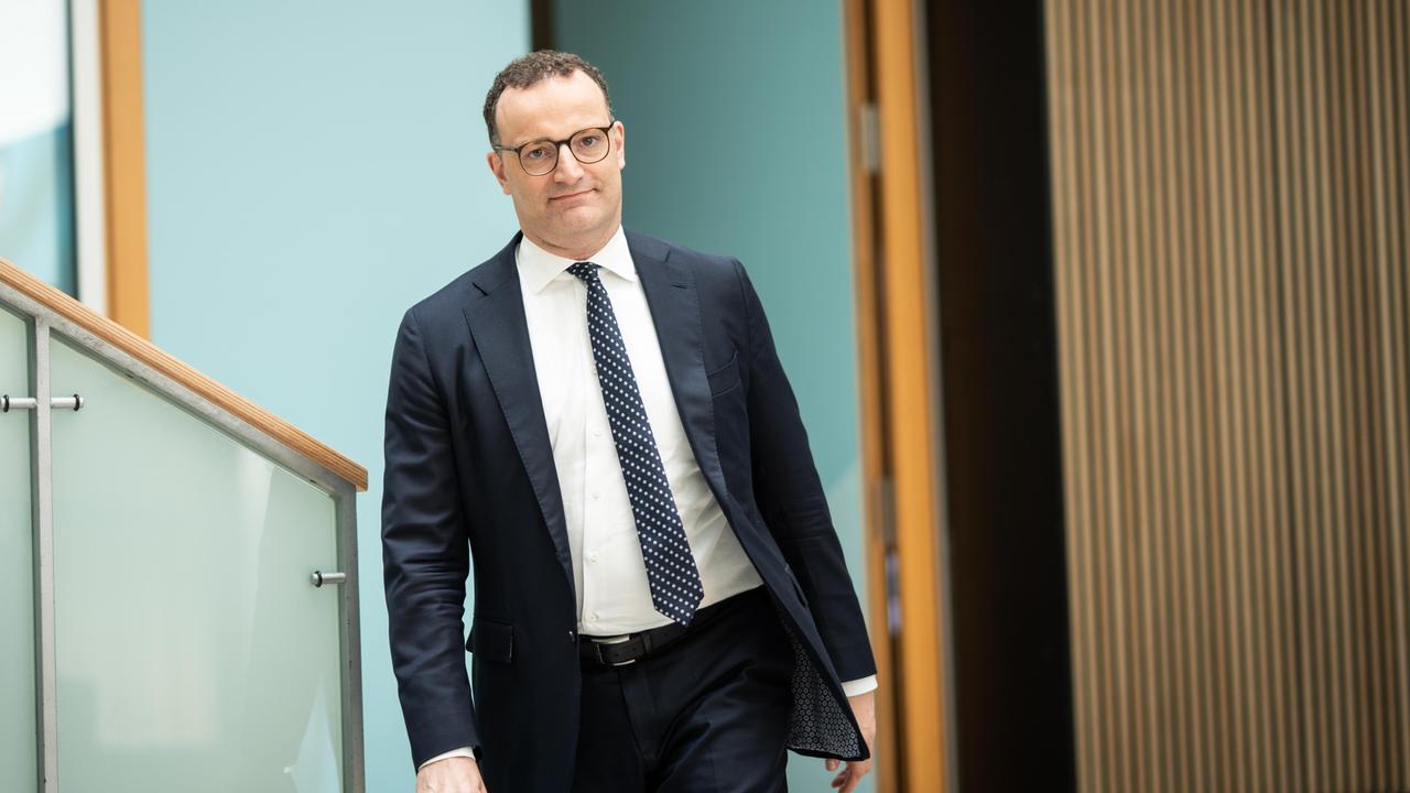 Jens Spahn läuft mit einem Hefter in der Hand im Deutschen Bundestag in Richtung der fotografierenden Person. Jens Spahn läuft mit einem Hefter in der Hand im Deutschen Bundestag in Richtung der fotografierenden Person.
