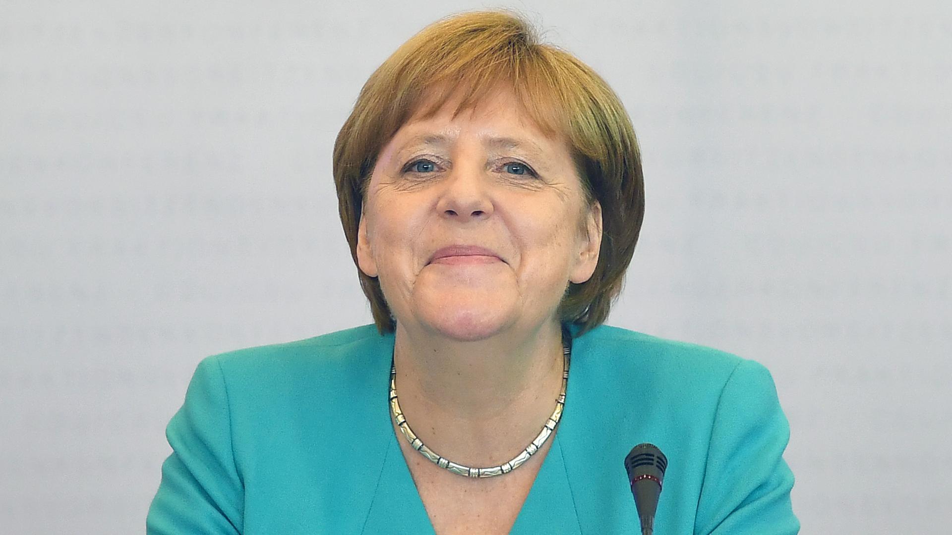 Bundeskanzlerin Angela Merkel (CDU) besucht die Konferenz der CDU/CSU-Fraktionsvorsitzenden von Bund und Ländern. Die Unionsfraktionschefs wollen sich über Klimapolitik und Digitalisierung beraten.
