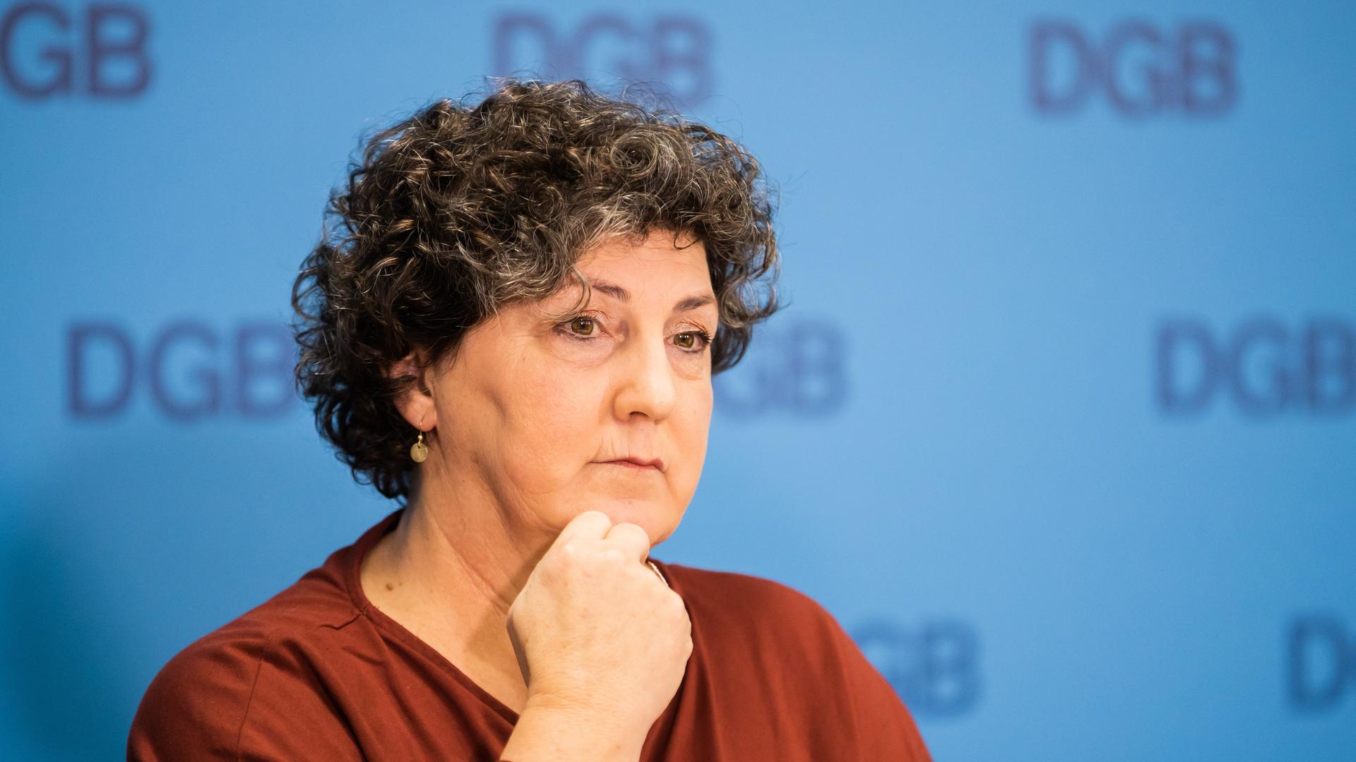 Anja Piel, Mitglied des Bundesvorstands des Deutschen Gewerkschaftsbundes, nimmt an einer Pressekonferenz teil. 