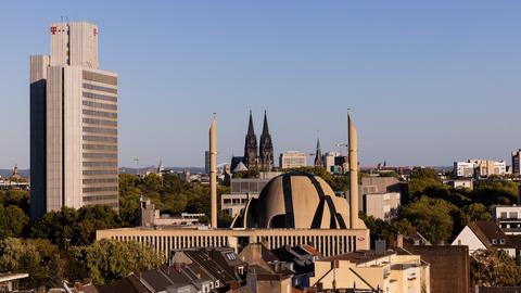 Im Licht in der untergehenden Sonne sind die Zentralmoschee der DITIB (Türkisch-Islamische Union der Anstalt für Religion) und der Kölner Dom zu sehen. 