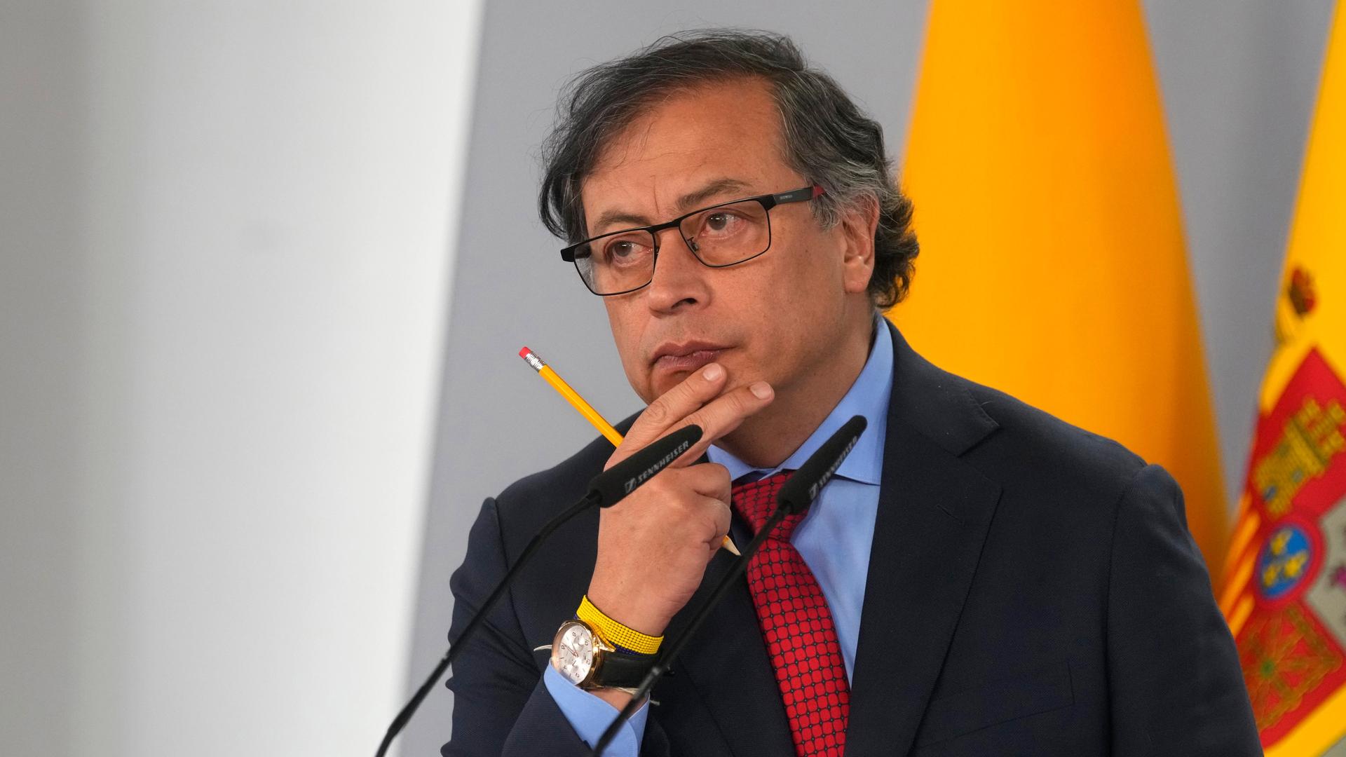 Der kolumbianische Präsident Gustavo Petro während einer Pressekonferenz mit dem spanischen Ministerpräsidenten Pedro Sanchez in Madrid. Der kolumbianische Präsident Gustavo Petro während einer Pressekonferenz mit dem spanischen Ministerpräsidenten Pedro Sanchez in Madrid.